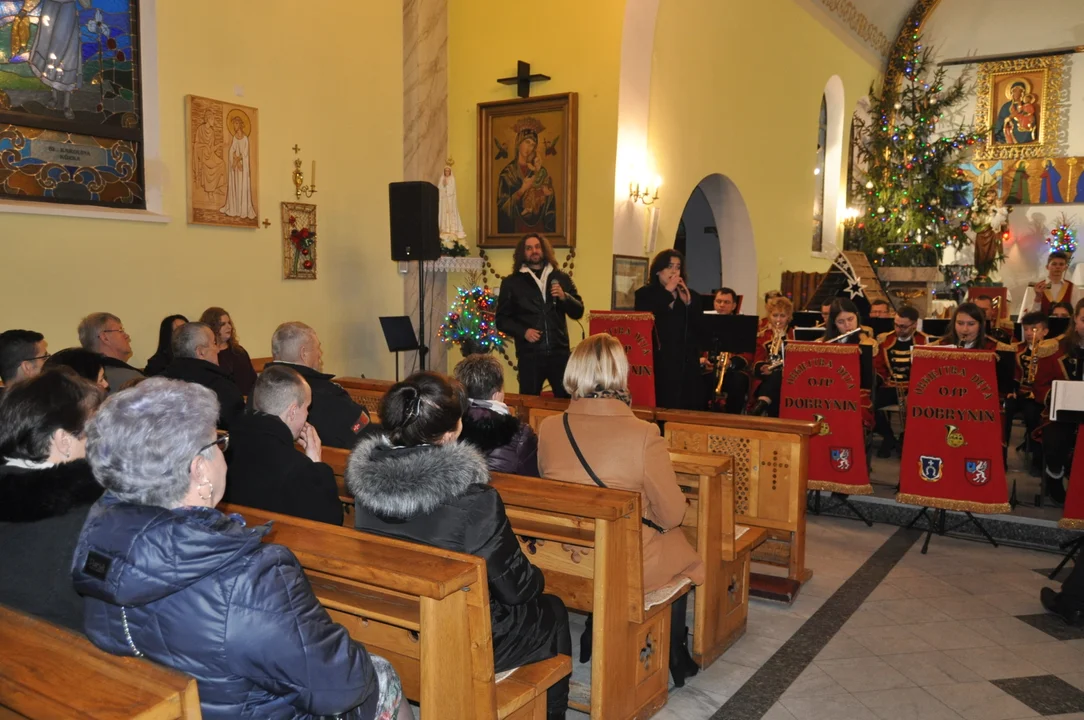 Koncert kolęd Orkiestry Dętej Dobrynin w kościele w Dobryninie