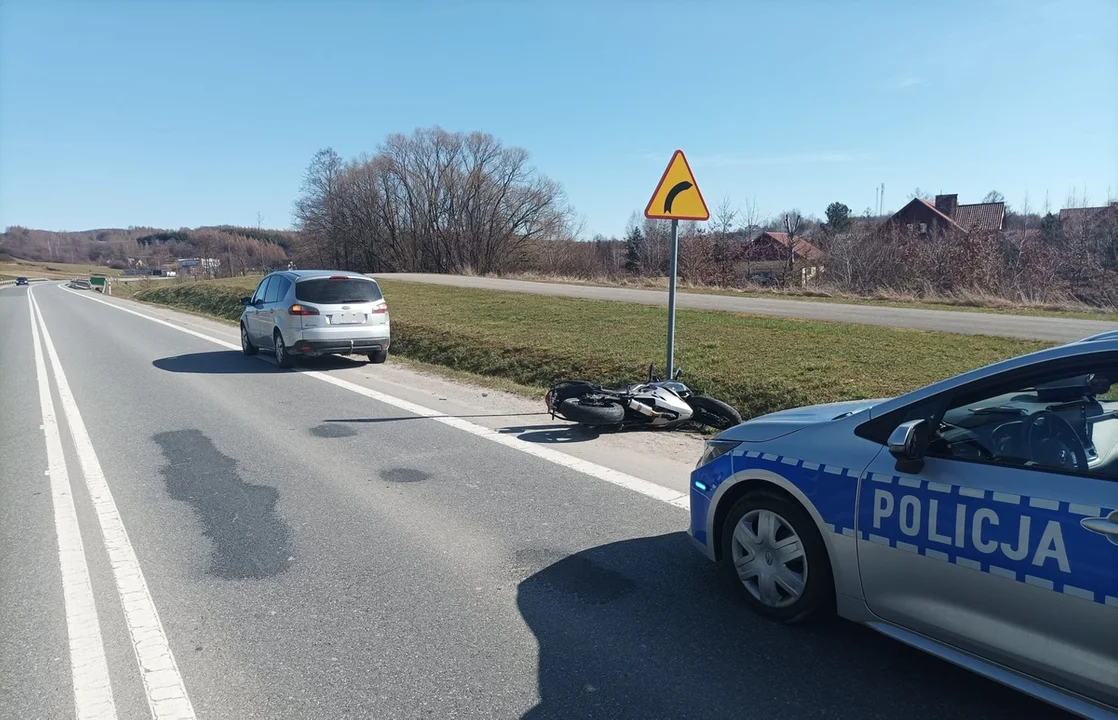 Zderzenie osobówki i motocyklisty na obwodnicy Brzozowa