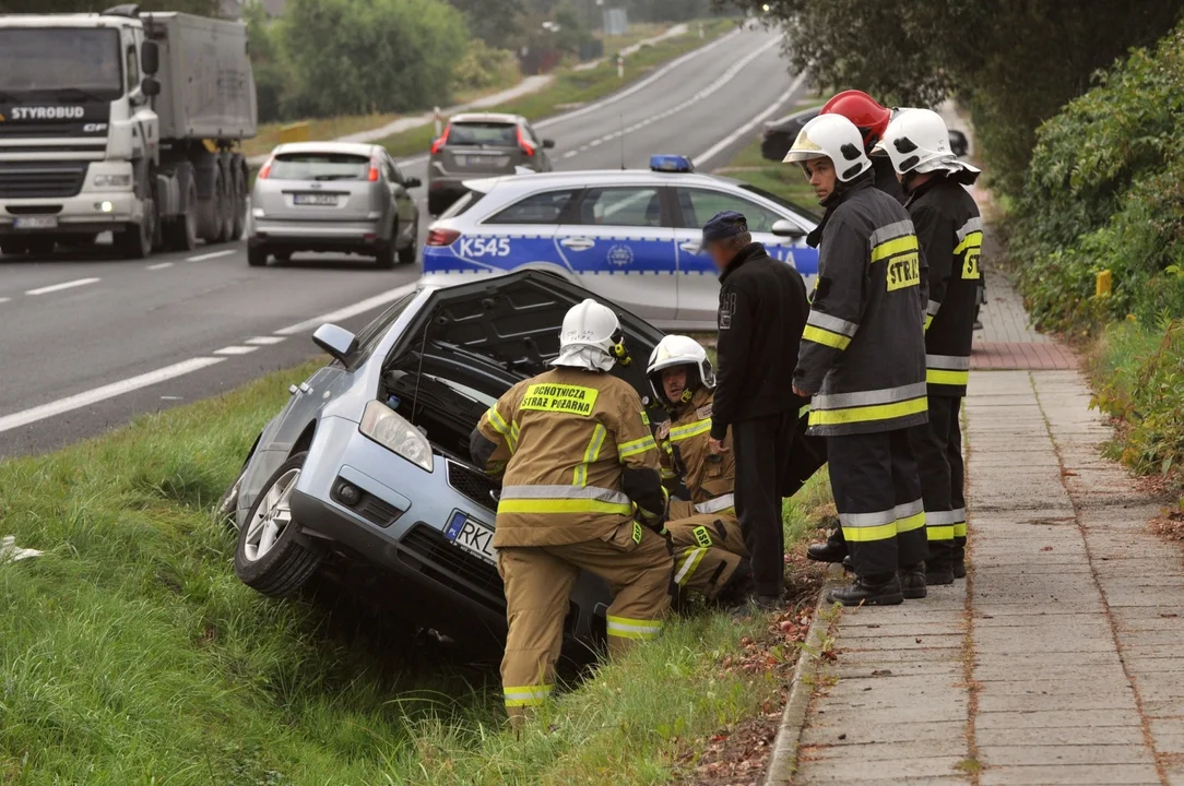 Zderzenie dwóch samochodów na DK9 w Hadykówce. Ford wjechał do rowu [AKTUALIZACJA - ZDJĘCIA] - Zdjęcie główne