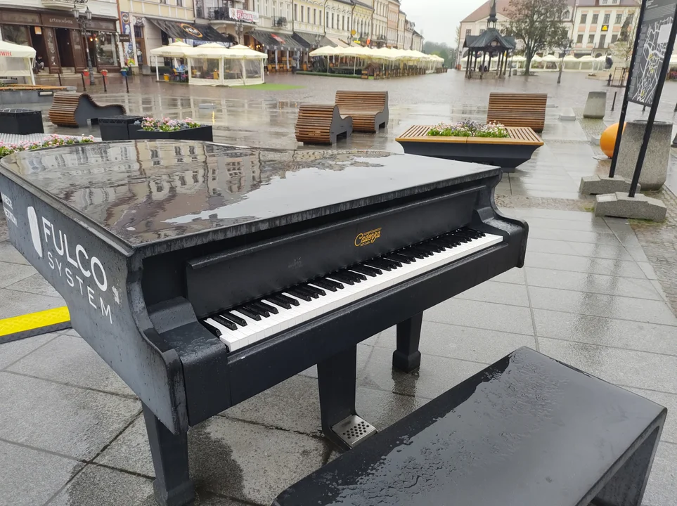 Uszkodzony fortepian Cadenza na rynku w Rzeszowie