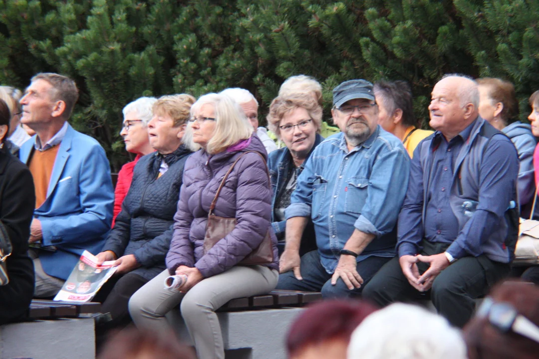 Korowód seniorów i potańcówka miejska w Parku Jedności Polonii z Macierzą