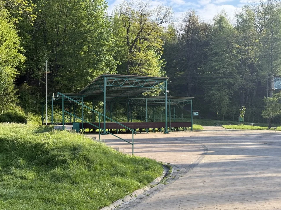 Park pod Dębami w Ustrzykach Dolnych - wiosna 2025