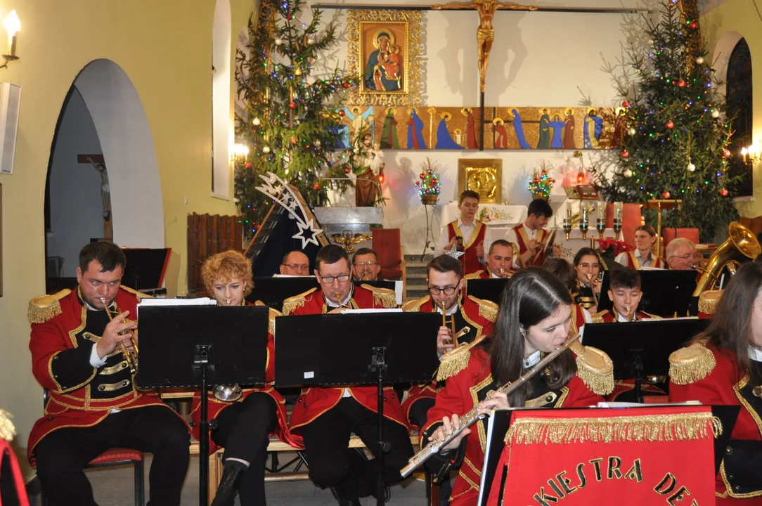 Koncert kolęd Orkiestry Dętej Dobrynin w kościele w Dobryninie