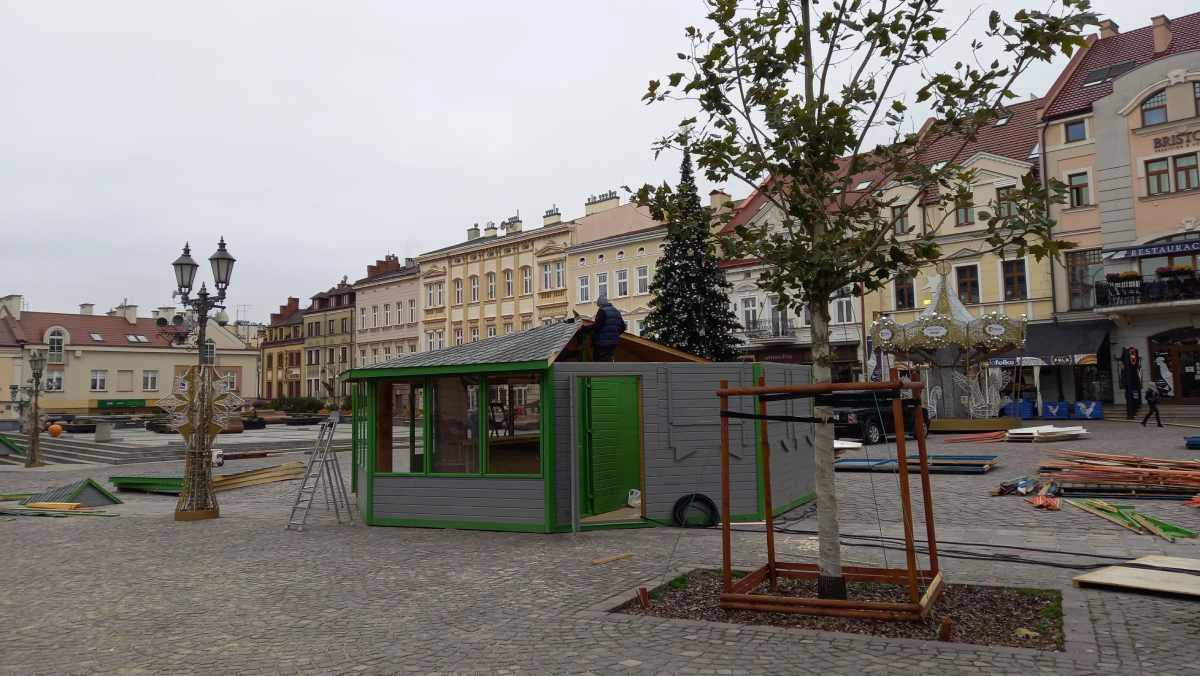 Montaż Świątecznego Miasteczka na rynku w Rzeszowie
