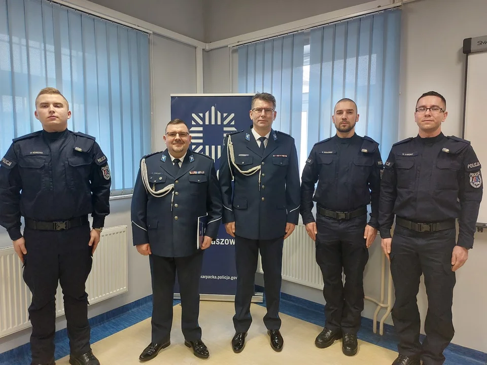 Ślubowanie trzech nowych policjantów w KPP Kolbuszowa