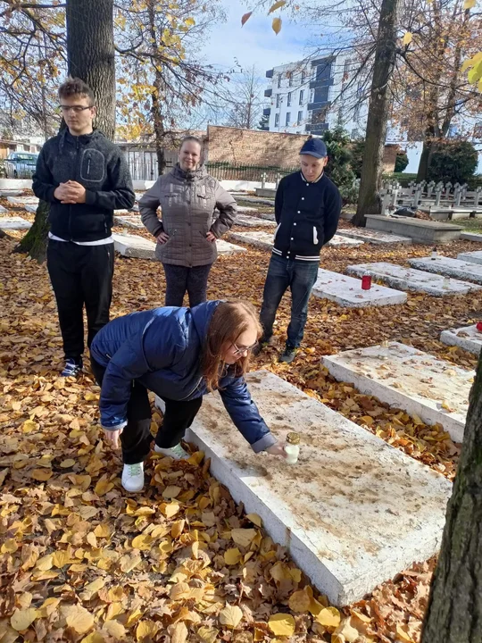 Uczniowie tarnobrzeskiego Liceum Ogólnokształcącego im. Mikołaja Kopernika i Zespołu Szkół Specjalnych pamiętają o zmarłych