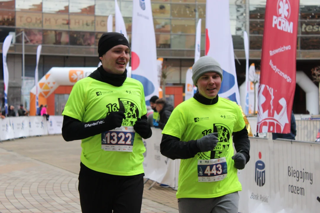 16. PKO Półmaraton Rzeszowski. Szczęśliwi biegacze na trasie oraz na meci