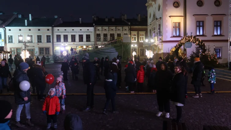 Świąteczne Miasteczko w Rzeszowie w sobotni wieczór [ZDJĘCIA, WIDEO]