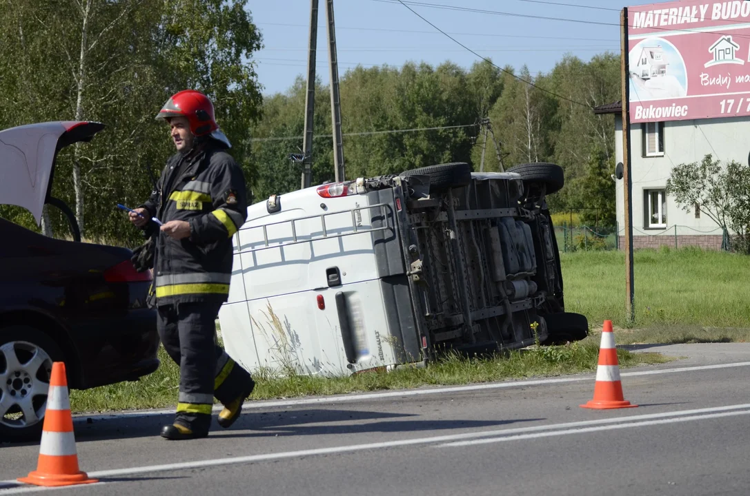 Kolizja na ul. Mieleckiej. Jeden z samochodów wylądował na boku.