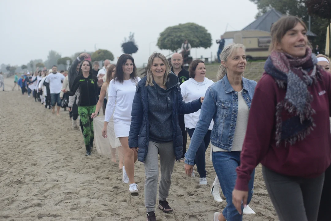 "Jezioro Aniołów" nad Jeziorem Tarnobrzeskim - zatańczyli poloneza na plaży