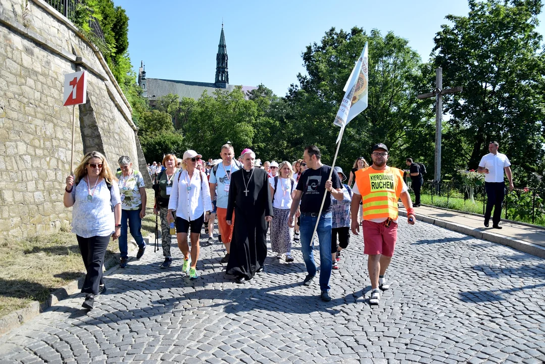 Ruszyła 39. Piesza Pielgrzymka Diecezji Sandomierskiej na Jasną Górę. Ponad 800 osób na trasie [ZDJĘCIA] - Zdjęcie główne