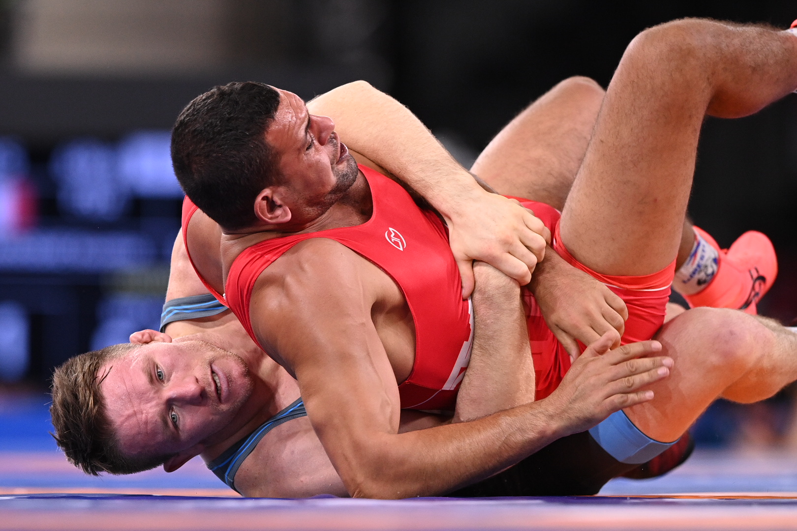 Polak w kategorii 97 kg stylem klasycznym wygrał dwie walki i już jest w półfinale. Walka o medal już dzisiaj, o godzinie 11:15. Agnieszka Wieszczek-Kordus przegrała natomiast z Ałłą Czerkasową z Ukrainy w 1/8 finału.