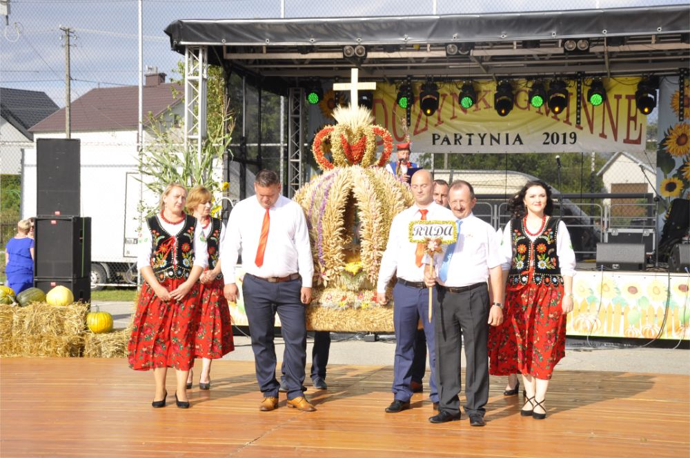 Ponieśli plon w Partyni. Radomyskie dożynki [FOTO] - Zdjęcie główne