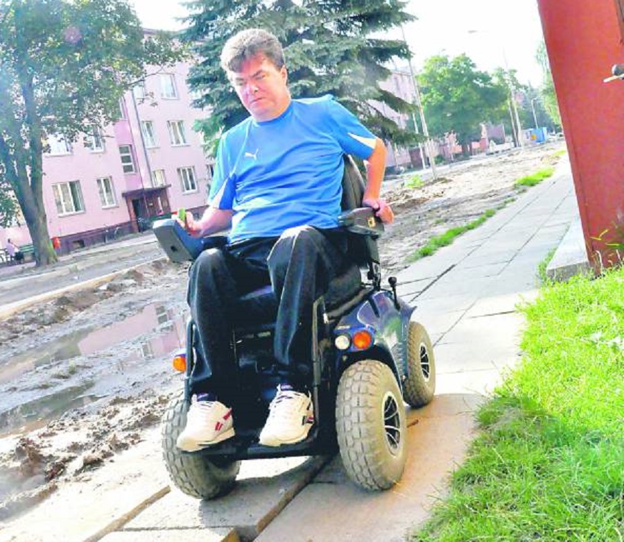 Jeżdżący na wózku inwalidzkim mielczanin od kilku miesięcy jest uwięziony w swoim mieszkaniu w bloku przy ulicy Kochanowskiego! [Interwencja]  - Zdjęcie główne