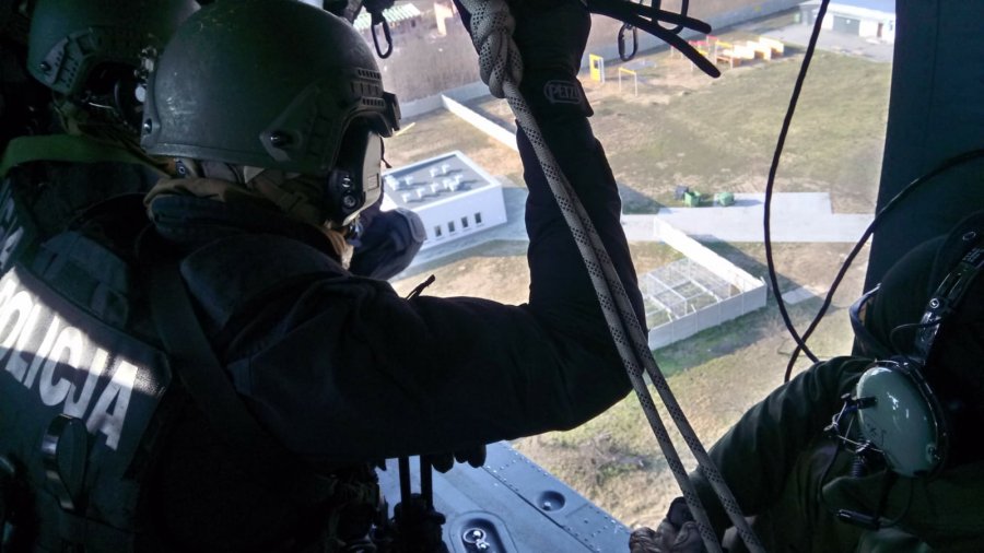 Policyjny śmigłowiec Black Hawk lata nad Rzeszowem. Co się dzieje? [FOTO] - Zdjęcie główne