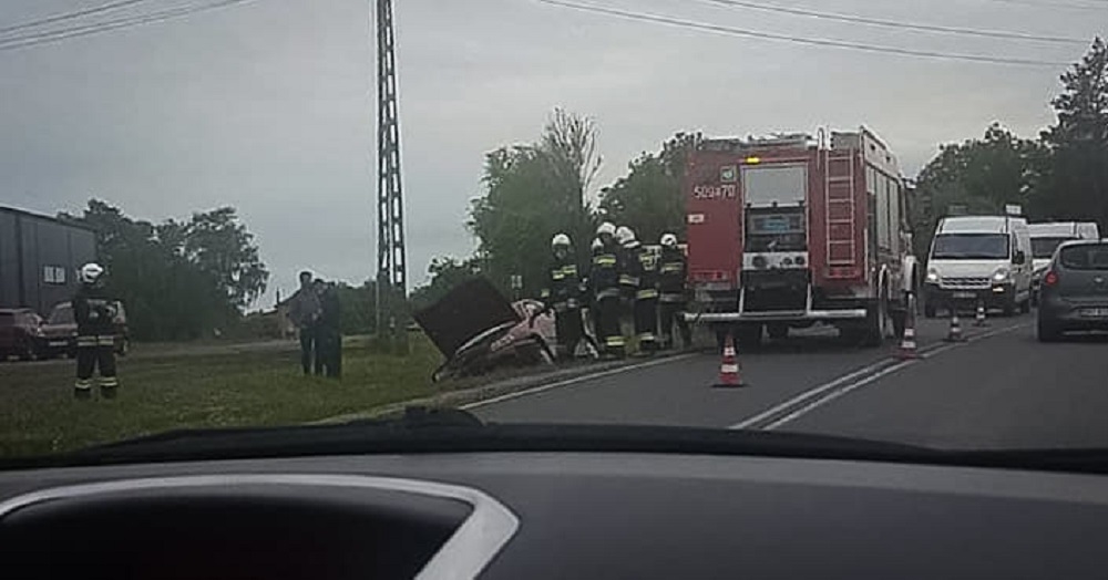 Samochód w rowie - Zdjęcie główne