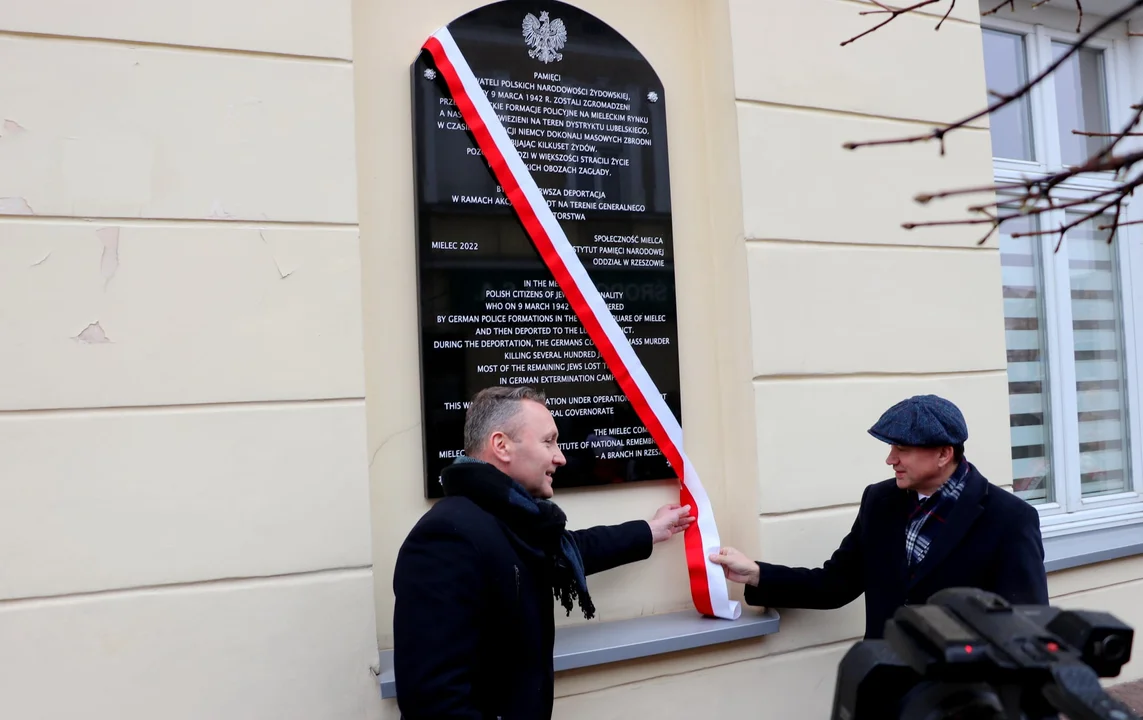 Mielec. Odsłonięto tablicę ku czci ofiar "akcji Reinhardt" [ZDJĘCIA]  - Zdjęcie główne