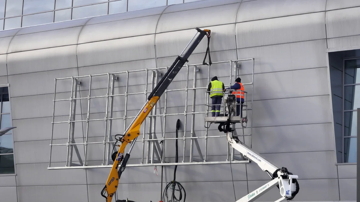 Nowy zegar stadionowy już na hali w Mielcu. Pojawiły się również dwa dodatkowe ekrany - Zdjęcie główne