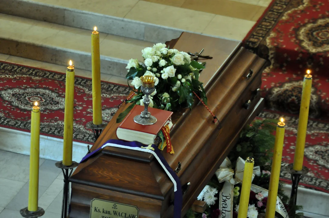 Ostatnia droga księdza Wacława Tomczyka. Pogrzeb duchownego w Padwi Narodowej [ZDJĘCIA] - Zdjęcie główne