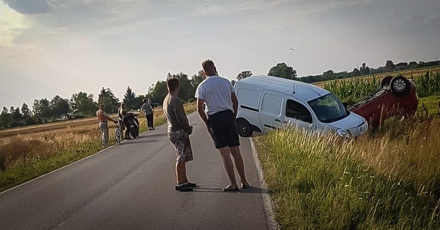 Z ostatniej chwili: Dachowanie osobówki! - Zdjęcie główne