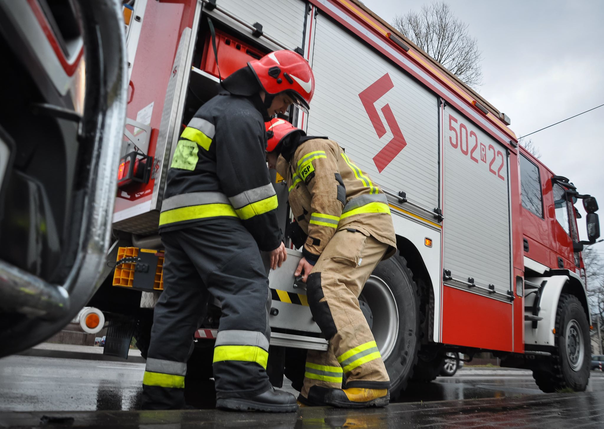 Plama substancji ropopochodnej na jezdni - Zdjęcie główne