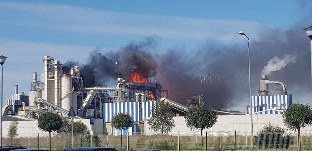 Pożar w mieleckim zakładzie Kronospan. Na miejscu pracują służby ratownicze [FOTO, VIDEO]  - Zdjęcie główne