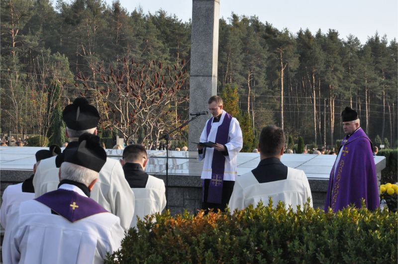 Mielczanie tłumnie odwiedzali dziś groby bliskich [FOTO] - Zdjęcie główne