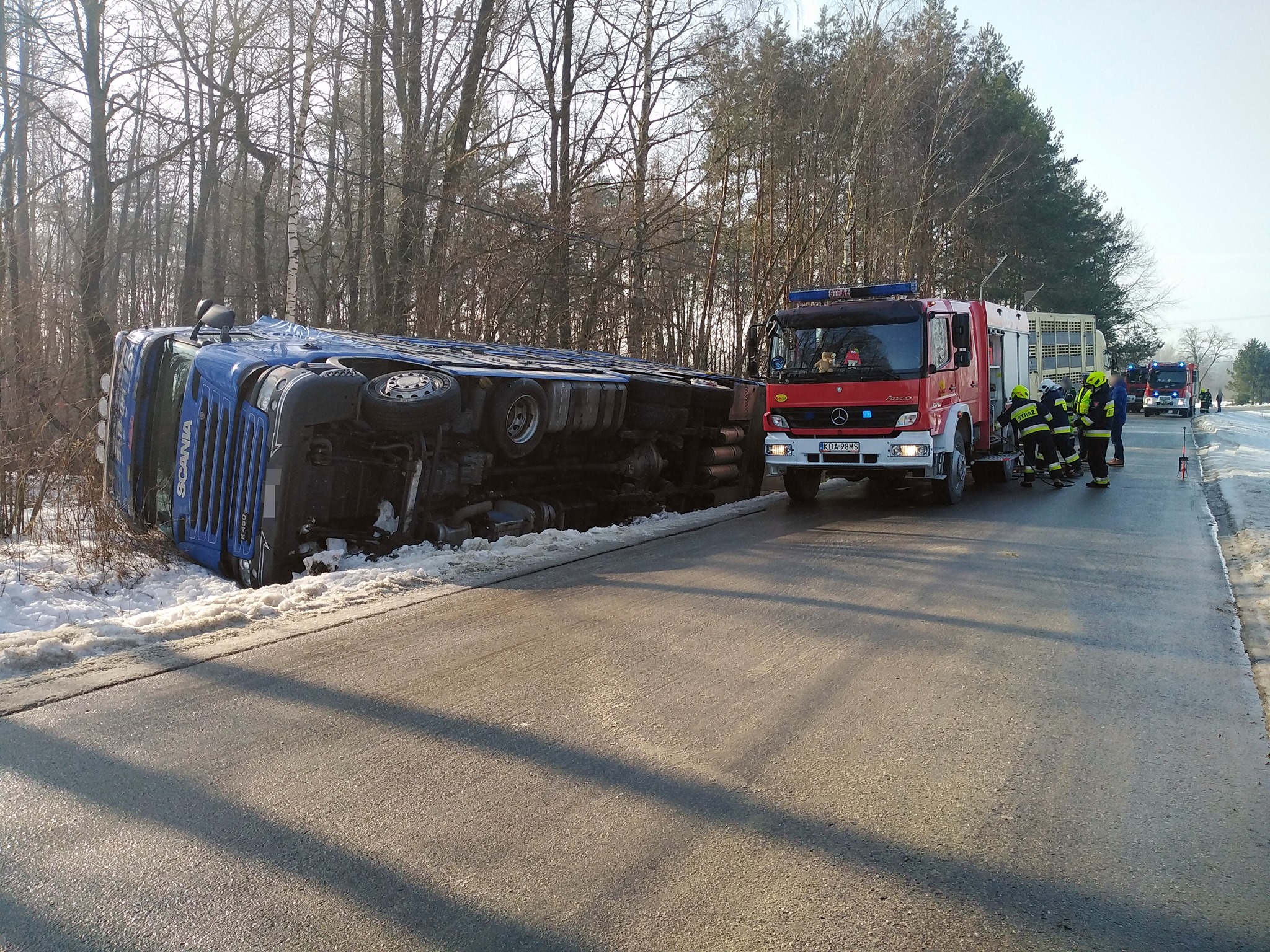 Dwa niebezpieczne zdarzenia drogowe na granicy powiatu [ZDJĘCIA] - Zdjęcie główne