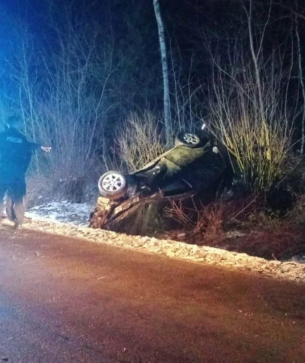 Niebezpieczne zdarzenie w Dulczy Małej. Dachował przez zwierzynę - Zdjęcie główne