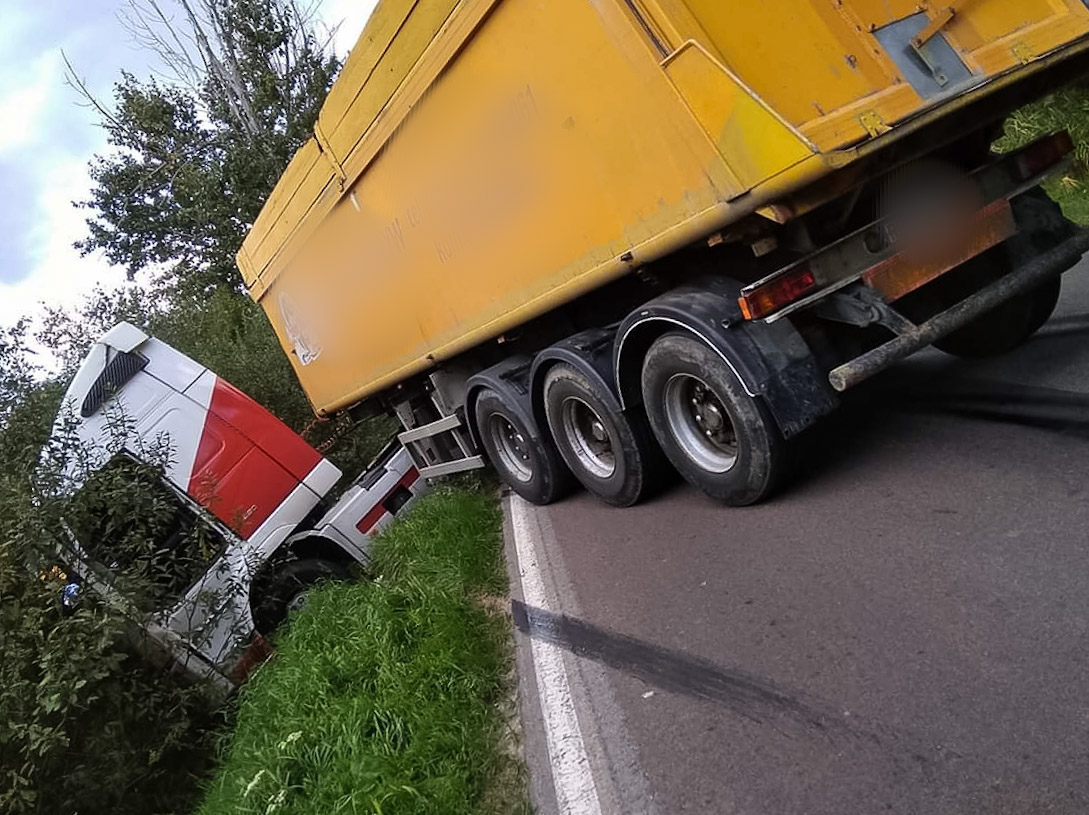 Groźny wypadek z udziałem tira. Jedna osoba nieprzytomna - Zdjęcie główne