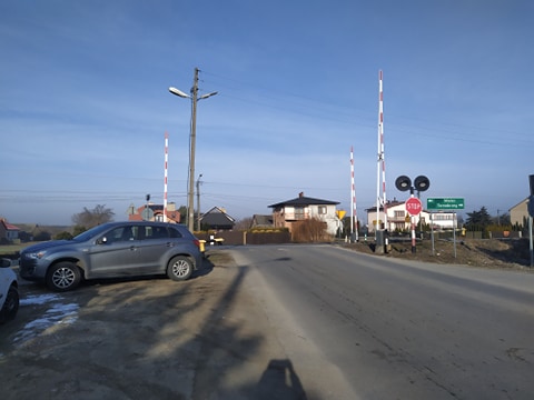 Co dalej z głównym przejazdem kolejowym w Tuszowie? Burzliwa sesja gminna - Zdjęcie główne