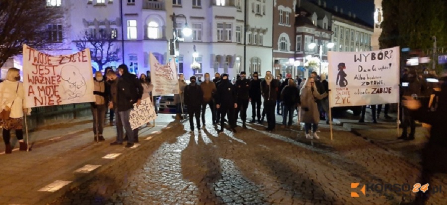 Strajk Kobiet w Rzeszowie. Przepychanki protestujących z narodowcami! [VIDEO] - Zdjęcie główne