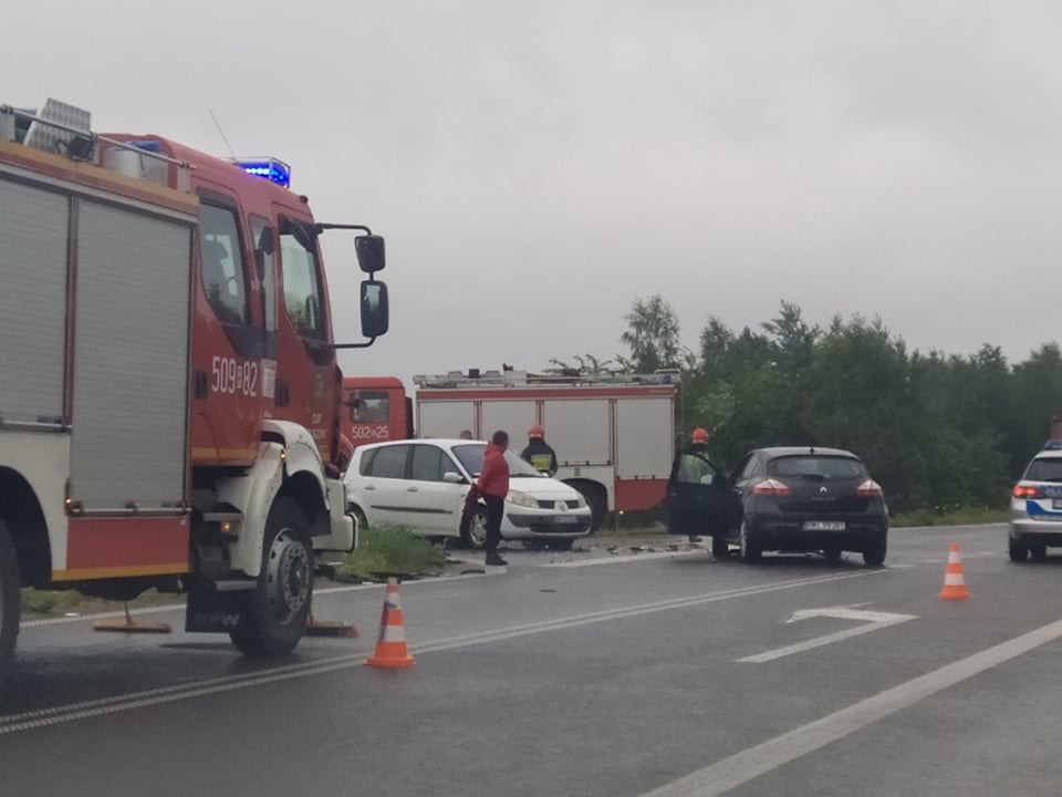 Zderzenie trzech aut. Jedna osoba trafiła do szpitala!  - Zdjęcie główne