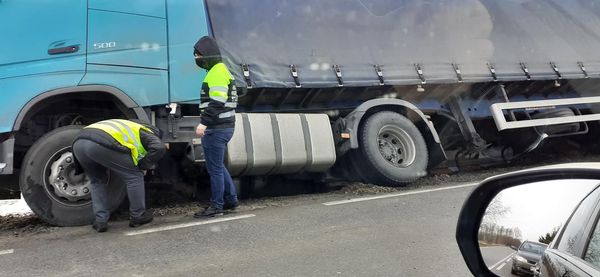 Niebezpieczne zdarzenie na drodze Mielec - Radomyśl! Tir w rowie - Zdjęcie główne
