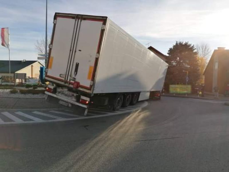 Ciężarówka zablokowała rondo. Droga Tarnów - Mielec nieprzejezdna - Zdjęcie główne