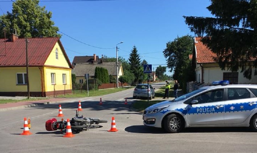 Czermin. Zderzenie motorowerzysty z samochodem Alfa Romeo - Zdjęcie główne