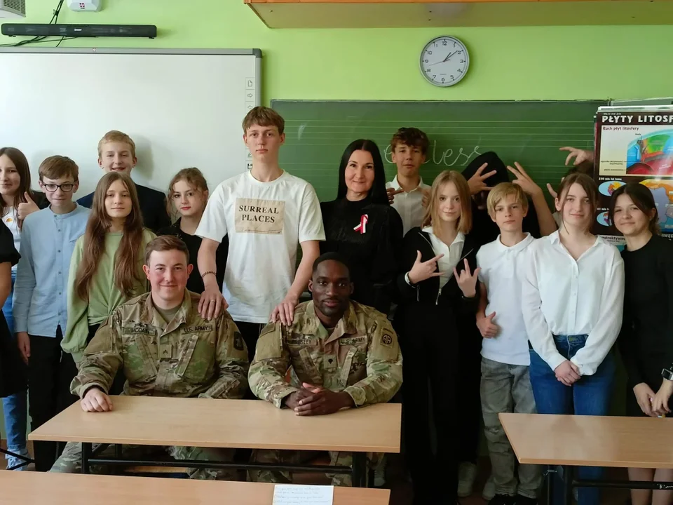 Amerykańscy żołnierze w Szkole Podstawowej nr. 3 w Mielcu - Zdjęcie główne