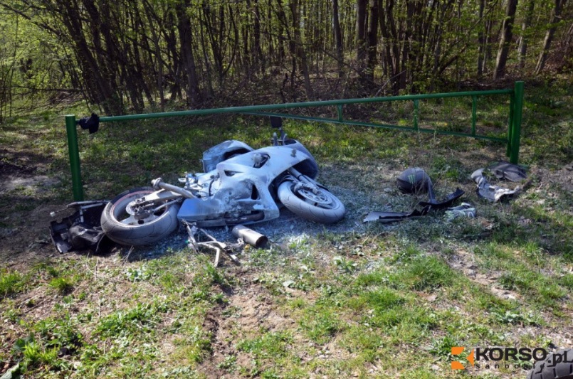 Motocyklista i pasażerka wypadli z drogi! Niebezpieczny wypadek na obwodnicy  - Zdjęcie główne