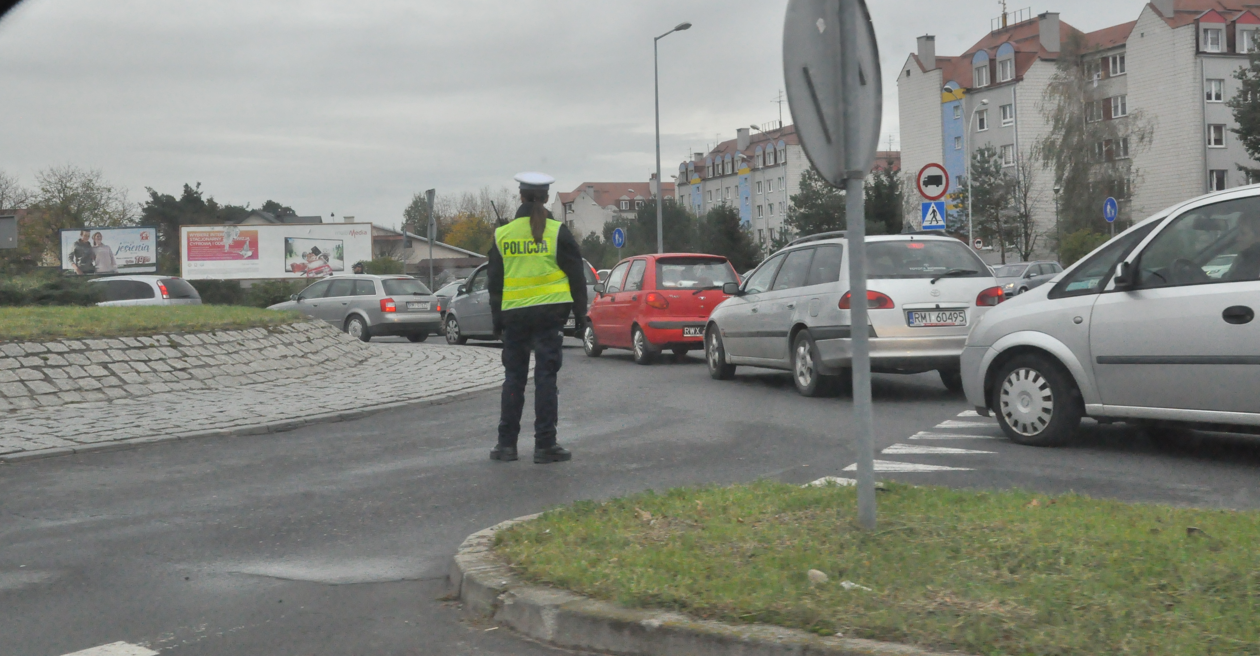  Korki na ulicy Wolności w Mielcu. Na cmentarzu komunalnym błoto na parkingu głównym, niektóre samochody ugrzęzły. Radzimy wybrać komunikację miejską. [PILNE] - Zdjęcie główne