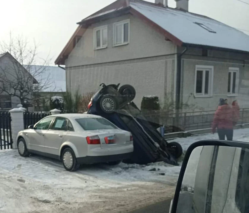 Uważajcie ślisko. Osobówki w rowach: Wadowice i Chorzelów - Zdjęcie główne