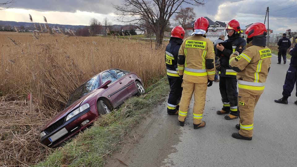 Podkarpacie. Wypadł z łuku drogi i wjechał do rowu [FOTO] - Zdjęcie główne