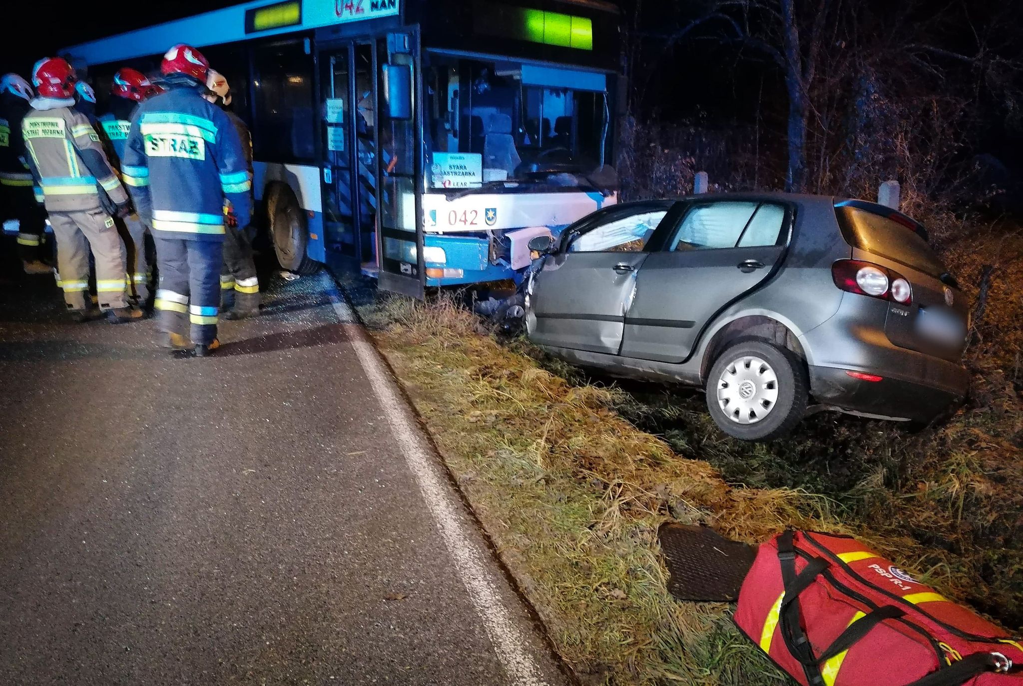 Zderzenie autobusu z osobówką. Dwie osoby ranne [FOTO] - Zdjęcie główne