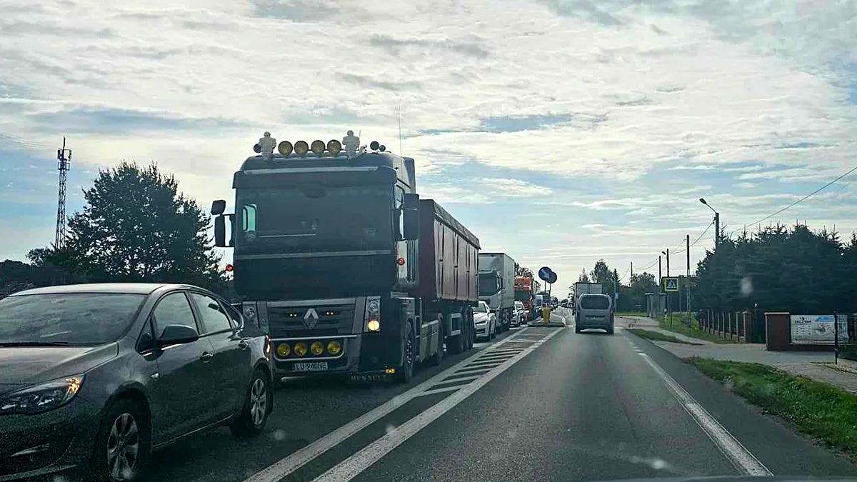 Uwaga kierowcy! Utrudnienia w ruchu w Rzemieniu na trasie Mielec - Dębica [MAPA] - Zdjęcie główne