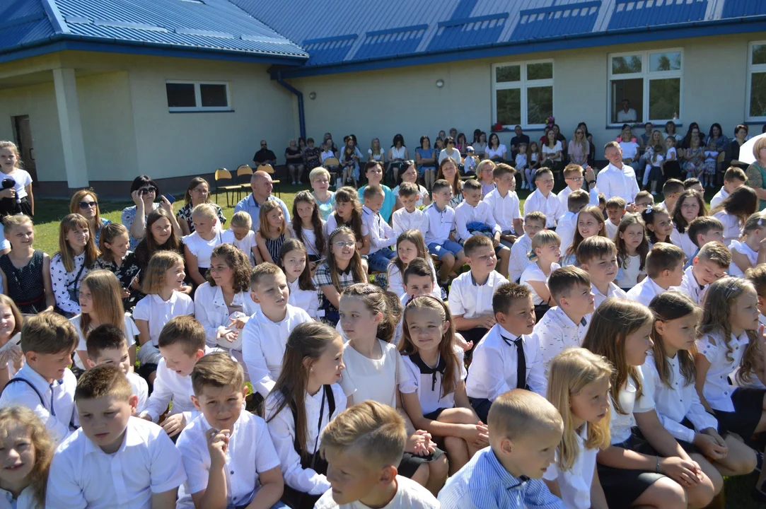 Dziś pożegnać się nadszedł czas... Zakończenie roku szkolnego w Wadowicach Górnych [ZDJĘCIA] - Zdjęcie główne