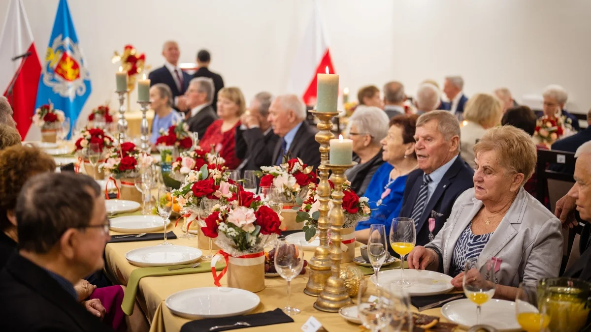 Złote gody w Radomyślu Wielkim. 21 par świętowało jubileusz małżeństwa [ZDJĘCIA] - Zdjęcie główne