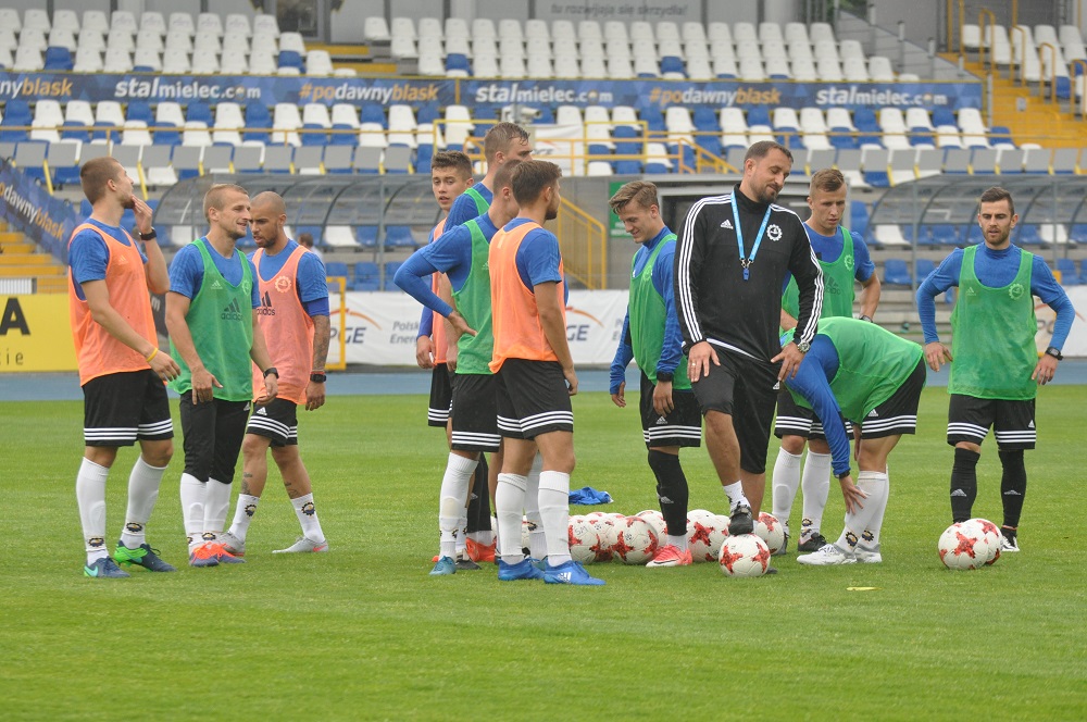 Mamy terminarz spotkań FKS Stal Mielec w kwietniu  - Zdjęcie główne