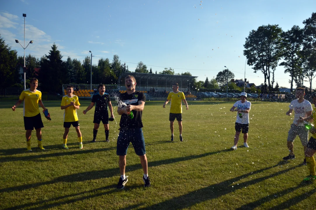 Pewne zwycięstwo na koniec i awans Czarnych Trześń II [ZDJĘCIA] - Zdjęcie główne