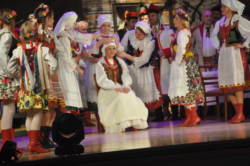 Fenomenalna premiera "Wesela" St. Wyspiańskiego w Mielcu. To hołd mielczan na 100-lecie niepodległości [FOTO] - Zdjęcie główne