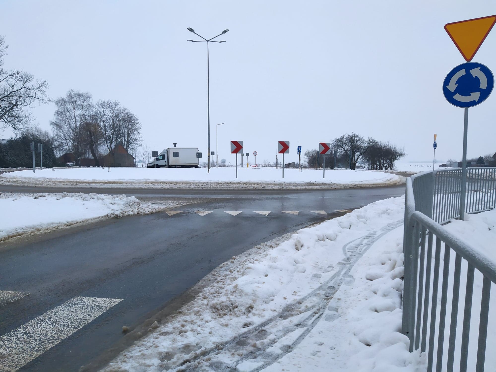 Jezdnia czarna, a chodniki białe