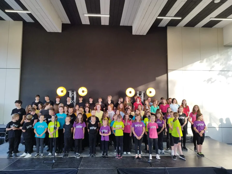 Uczniowie Szkoły Podstawowej nr 1 zaśpiewali w Strzyżowie  - Zdjęcie główne